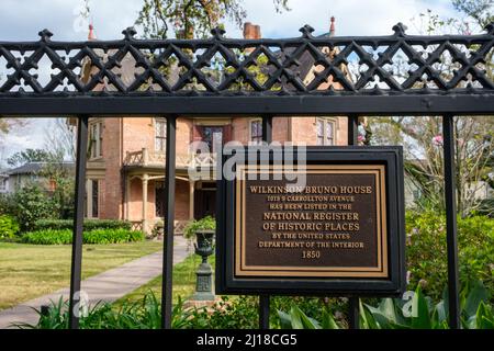 NEW ORLEANS, LA, USA - 16 MARS 2022: Registre national des lieux historiques marqueur sur la clôture du style gothique Wilkinson Bruno House sur Carrollto Banque D'Images