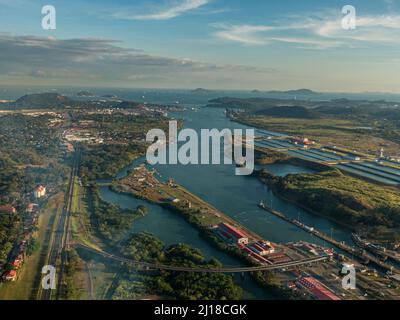 Belle vue aérienne sur le canal de Panama et les écluses de Miraflores Banque D'Images