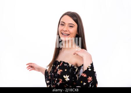 Portrait d'une belle fille souriante aux cheveux longs. La jeune femme aime montrer ses dents. Banque D'Images