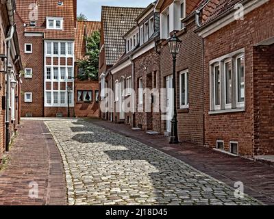 Rue avec maisons en briques dans la vieille ville de la Frise orientale d'Emden, Allemagne Banque D'Images