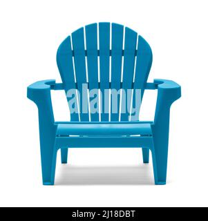Chaise de plage en plastique bleu vue avant découpée sur le blanc. Banque D'Images