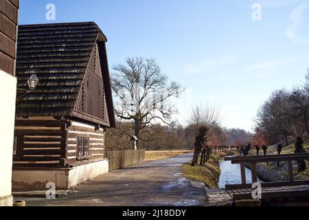 STAR BELIDLO, RÉPUBLIQUE TCHÈQUE - 13 FÉVRIER 2022 : chalet rural construit de rondins à Babiccino udoli ou dans la vallée de la grand-mère en Bohême Banque D'Images