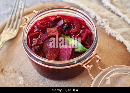 Kvass fermenté de betterave rouge dans un pot en verre - nourriture probiotique Banque D'Images
