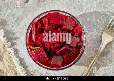 Kvass - betteraves rouges fermentées aux épices dans un bol, vue du dessus Banque D'Images