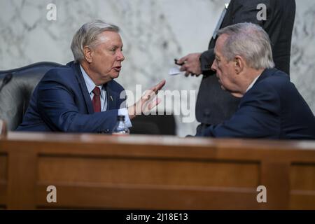 Washington, États-Unis. 23rd mars 2022. Le sénateur Lindsey Graham, R-SC., parle avec le sénateur Richard Durbin D-il, lors de l'audience de confirmation du juge Ketanji Brown Jackson, nommé à la Cour suprême, devant la Commission judiciaire du Sénat à Capitol Hill, à Washington, DC. Mercredi 23 mars 2022. Jackson a été nommé pour occuper le siège du juge Stephen Breyer de la Cour suprême lorsqu'il prend sa retraite cet été. Photo de Ken Cedeno/UPI crédit: UPI/Alay Live News Banque D'Images