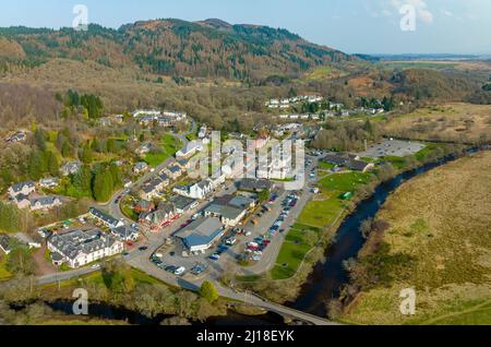 Vue aérienne du drone du village d'AberDoyle et de River Forth dans le parc national du Loch Lomond et des Trossachs dans le Perthshire, en Écosse, au Royaume-Uni. Banque D'Images