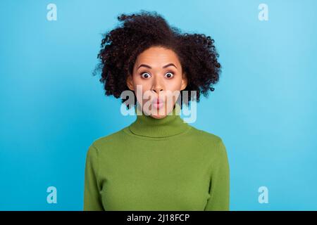 Portrait de la personne impressionné joli plump lèvres look caméra ne peut pas croire isolé sur fond bleu de couleur Banque D'Images