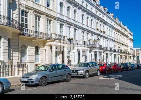 LONDRES, Royaume-Uni - 19 MARS 2022 : élégantes maisons mitoyennes de style géorgien dans la rue résidentielle de Notting Hill, Banque D'Images