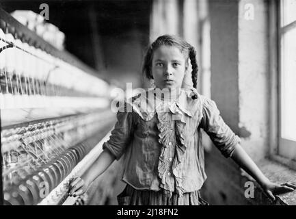 Cotonnier-travailleur, Caroline du Nord, par Lewis Hine (1874-1940), 1908. La photographie montre une jeune fille de douze ou treize ans travaillant dans une usine de coton comme travail des enfants. Banque D'Images