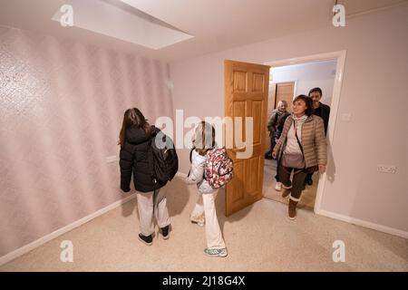 RETRANSMIS AVEC L'ORTHOGRAPHE CORRECTE DES PLATS DE REND Iryna Starkova et sa famille regardent autour d'une des chambres dans leur nouvelle maison à Caldecote près de Cambridge. La famille des dix personnes âgées de 10 ans, Alikhan, à Ludmila, grande-mère de 90 ans, a fui Kharkiv en Ukraine après l'invasion russe, en commençant leur voyage le 1 mars. Ils ont été aidés par les plateaux de Rend pour trouver une nouvelle maison au Royaume-Uni pour eux et leurs deux chiens Mikki et Florie. Date de la photo: Mardi 22 mars 2022. Banque D'Images
