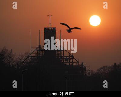 Sheerness, Kent, Royaume-Uni. 23rd mars 2022. Météo au Royaume-Uni : coucher de soleil à Sheerness, Kent. Crédit : James Bell/Alay Live News Banque D'Images