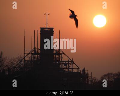 Sheerness, Kent, Royaume-Uni. 23rd mars 2022. Météo au Royaume-Uni : coucher de soleil à Sheerness, Kent. Crédit : James Bell/Alay Live News Banque D'Images