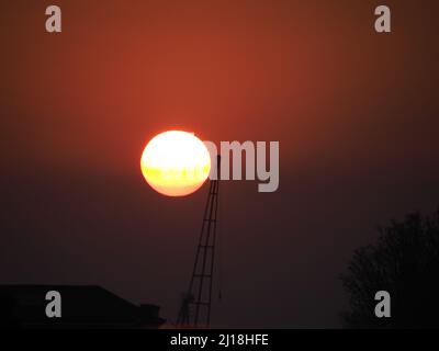 Sheerness, Kent, Royaume-Uni. 23rd mars 2022. Météo au Royaume-Uni : coucher de soleil à Sheerness, Kent. Crédit : James Bell/Alay Live News Banque D'Images