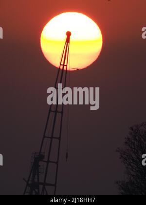 Sheerness, Kent, Royaume-Uni. 23rd mars 2022. Météo au Royaume-Uni : coucher de soleil à Sheerness, Kent. Crédit : James Bell/Alay Live News Banque D'Images