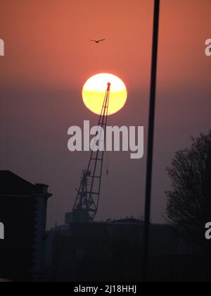 Sheerness, Kent, Royaume-Uni. 23rd mars 2022. Météo au Royaume-Uni : coucher de soleil à Sheerness, Kent. Crédit : James Bell/Alay Live News Banque D'Images