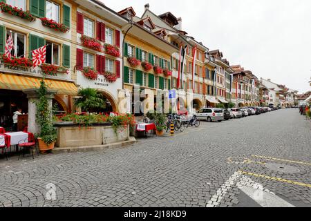 Morat, Suisse - 15 septembre 2015 : les maisons de ville de la rue la plus visitée de la vieille ville de Morat (Murten) avec une population d'environ 6,50 habitants Banque D'Images