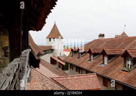 Morat, Suisse - 15 septembre 2015 : vue sur les toits de la ville, vue depuis les remparts de la ville de Rampart construits en plusieurs étapes mais son début date de Banque D'Images