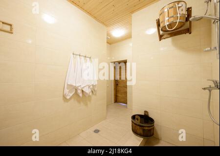 Bukovel, Ukraine 4 février 2022 : bain à l'hôtel Bukovel, soins à la vapeur, douche avant et après le bain. Banque D'Images