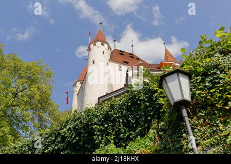 Thun, Suisse - 08 septembre 2015 : le château dominant la colline du château. Le château a été construit au 12th siècle, aujourd'hui il abrite le jeu Banque D'Images