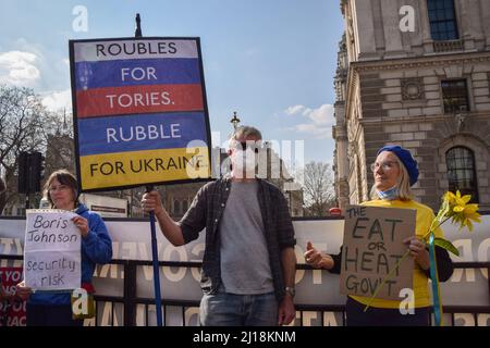 Londres, Royaume-Uni. 23rd mars 2022. Un manifestant tient un écriteau qui indique « roubles pour les Tories, roubles pour l'Ukraine ». Le gouvernement anti-conservateur et les manifestants anti-Brexit se sont rassemblés devant le Parlement alors que Boris Johnson était confronté aux questions du Premier ministre. Credit: Vuk Valcic/Alamy Live News Banque D'Images