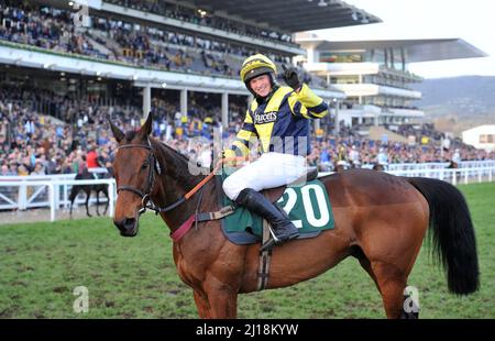 5,30 Chambard, vainqueur de la coupe du défi Fulke Walwyn Kim Muir, est monté par Lucy Turner Day Three au Cheltenham Racecourse Gold Cup Festival S. Banque D'Images