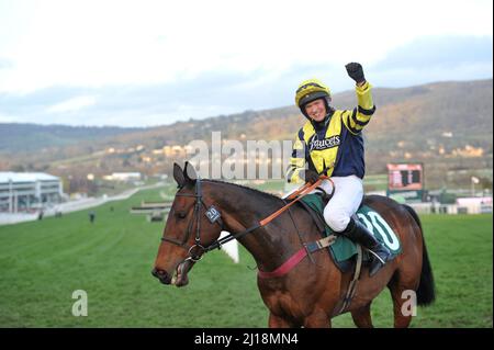 5,30 Chambard, vainqueur de la coupe du défi Fulke Walwyn Kim Muir, est monté par Lucy Turner Day Three au Cheltenham Racecourse Gold Cup Festival S. Banque D'Images