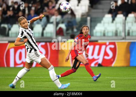 Turin, Italie, le 23rd mars 2022. Selma Bacha, de Lyon, traverse le ballon alors que Matilde Lundorf, de Juventus, tente de se bloquer lors du match de la Ligue des champions des femmes de l'UEFA au stade Juventus, à Turin. Crédit photo à lire: Jonathan Moscrop / Sportimage crédit: Sportimage / Alay Live News Banque D'Images