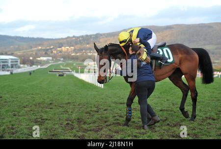 5,30 Chambard, vainqueur de la coupe du défi Fulke Walwyn Kim Muir, est monté par Lucy Turner Day Three au Cheltenham Racecourse Gold Cup Festival S. Banque D'Images