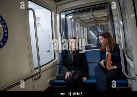 Washington, Vereinigte Staaten. 23rd mars 2022. La sénatrice américaine Dianne Feinstein (démocrate de Californie) prend le métro du Sénat depuis le Capitole des États-Unis lors d'un vote à Washington, DC, le mercredi 23 mars 2022. Credit: Rod Lamkey/CNP/dpa/Alay Live News Banque D'Images