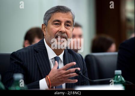 Sanjay Mehrotra, chef de la direction, Micron, comparaît devant un comité sénatorial sur le commerce, les sciences et les transports pour examiner le développement de la technologie de prochaine génération pour l'innovation, dans l'édifice du bureau du Sénat Russell à Washington, DC, le mercredi 23 mars 2022. Crédit : Rod Lamkey/CNP Banque D'Images