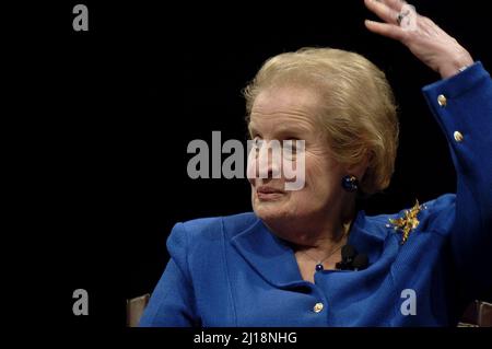 Austin, Texas, États-Unis. 17th novembre 2005. L'ancienne secrétaire d'État américaine MADELEINE ALBRIGHT discute de ce qu'elle dit est l'échec de la politique étrangère de l'administration Bush lors d'un dialogue avec ROSARIO GREEN, ancienne secrétaire d'État du Mexique, à l'Université Saint-Edward le 17 novembre 2005. Albright, qui a servi huit ans sous la présidence Clinton, est décédé le 28th mars 2022. (Image de crédit : © Bob Daemmrich/ZUMA Press Wire) Banque D'Images