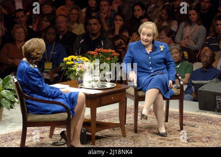 Austin, Texas, États-Unis. 17th novembre 2005. L'ancienne secrétaire d'État américaine MADELEINE ALBRIGHT discute de ce qu'elle dit est l'échec de la politique étrangère de l'administration Bush lors d'un dialogue avec ROSARIO GREEN, ancienne secrétaire d'État du Mexique, à l'Université Saint-Edward le 17 novembre 2005. Albright, qui a servi huit ans sous la présidence Clinton, est décédé le 28th mars 2022. (Image de crédit : © Bob Daemmrich/ZUMA Press Wire) Banque D'Images