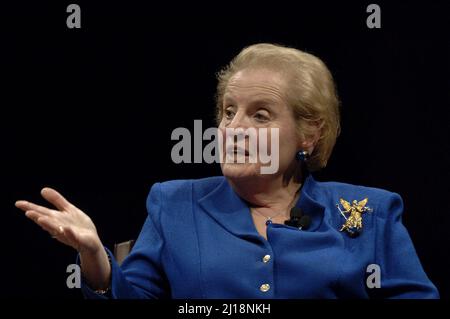 Austin, Texas, États-Unis. 17th novembre 2005. L'ancienne secrétaire d'État américaine MADELEINE ALBRIGHT discute de ce qu'elle dit est l'échec de la politique étrangère de l'administration Bush lors d'un dialogue avec ROSARIO GREEN, ancienne secrétaire d'État du Mexique, à l'Université Saint-Edward le 17 novembre 2005. Albright, qui a servi huit ans sous la présidence Clinton, est décédé le 28th mars 2022. (Image de crédit : © Bob Daemmrich/ZUMA Press Wire) Banque D'Images