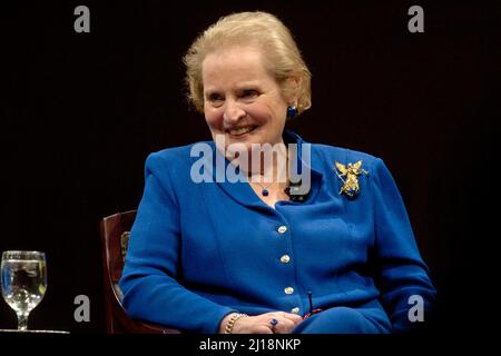 Austin, Texas, États-Unis. 17th novembre 2005. L'ancienne secrétaire d'État américaine MADELEINE ALBRIGHT discute de ce qu'elle dit est l'échec de la politique étrangère de l'administration Bush lors d'un dialogue avec ROSARIO GREEN, ancienne secrétaire d'État du Mexique, à l'Université Saint-Edward le 17 novembre 2005. Albright, qui a servi huit ans sous la présidence Clinton, est décédé le 28th mars 2022. (Image de crédit : © Bob Daemmrich/ZUMA Press Wire) Banque D'Images