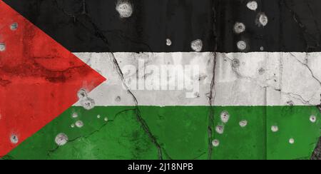 Photo plein cadre d'un drapeau de Palestine abîmé peint sur un mur fissuré avec des trous de balle. Notion de violence et de guerre en Palestine. Banque D'Images