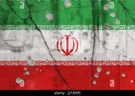 Photo plein cadre d'un drapeau de l'Iran abîmé peint sur un mur fissuré avec des trous de balle. La violence en Iran. Banque D'Images