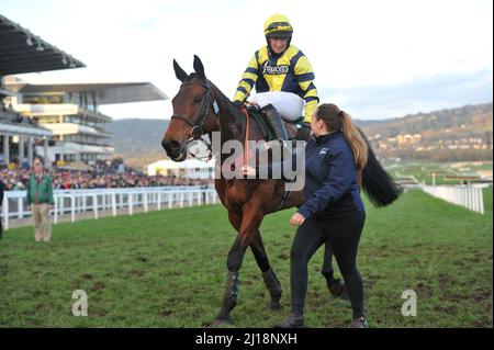 5,30 Chambard, vainqueur de la coupe du défi Fulke Walwyn Kim Muir, est monté par Lucy Turner Day Three au Cheltenham Racecourse Gold Cup Festival S. Banque D'Images