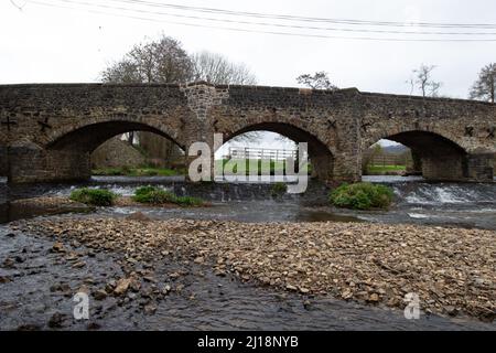 CULMSTOCK, Royaume-Uni - 21 MARS 2021 Culmstock Bridge grade II construit au-dessus de la ccule de la rivière à Culmstock à Devon et un champ en arrière-plan Banque D'Images