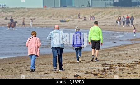 Ayr, Écosse, Royaume-Uni 23rd mars 2022. UK Météo: : Un autre jour ensoleillé a vu l'été comme le temps avec des températures en hausse et une plage de Sunny Ayr. Crédit Gerard Ferry/Alay Live News Banque D'Images