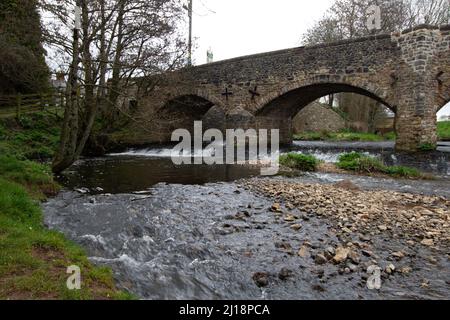 CULMSTOCK, Royaume-Uni - 21 MARS 2021 Culmstock Bridge grade II construit au-dessus de la ccule de la rivière à Culmstock dans le Devon avec érosion des berges Banque D'Images