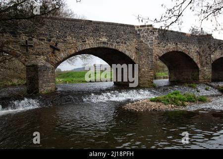 CULMSTOCK, Royaume-Uni - le 21 MARS 2021 Culmstock Bridge grade II, bâtiment classé au-dessus de la couperet de la rivière à Culmstock, dans le Devon, avec dépôt de gravier Banque D'Images