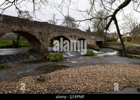 CULMSTOCK, Royaume-Uni - 21 MARS 2021 Culmstock Bridge grade II construit au-dessus de la ccule de la rivière à Culmstock dans le Devon avec peu de débit d'eau Banque D'Images