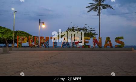 Belle vue sur le phare de Puntarenas au milieu de l'autoroute Turista au Costa Rica Banque D'Images