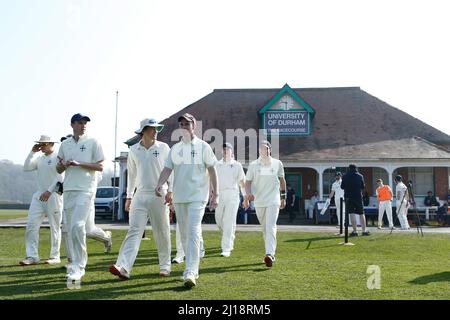 DURHAM, ROYAUME-UNI. 23rd MARS l'université de Durham se rendre sur le terrain lors du match de l'université de MCC entre l'UCCE de Durham et le club de cricket du comté de Durham à l'hippodrome de Durham, le mercredi 23rd mars 2022. (Crédit : will Matthews | MI News) crédit : MI News & Sport /Alay Live News Banque D'Images