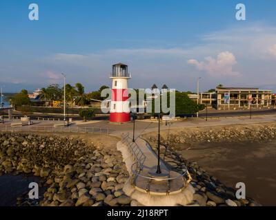 Belle vue sur le phare de Puntarenas au milieu de l'autoroute Turista au Costa Rica Banque D'Images
