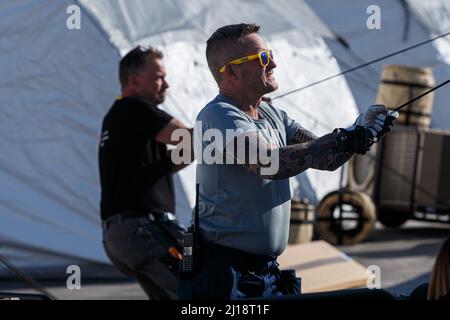 SOLOMONOVO, UKRAINE - le 22 MARS 2022 - des ouvriers sont vus à l'œuvre pour mettre en place un camp de tentes pour les personnes déplacées à l'intérieur du pays qui ont fui les attaques de Russi Banque D'Images