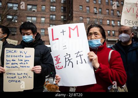 New York, États-Unis. 23rd mars 2022. Les locataires concernés se sont rassemblés au 150 Cherry Street à New York le 23 mars 2022 après avoir réuni plus de 800 signatures demandant à la Division du logement et du renouveau communautaire (DHCR) de mettre fin à la vente de Knickerbocker Village à L&M. Development Partners. Cette vente remplacerait les locataires à faible revenu, ôchant le dernier bastion de logements à faible revenu dans Chinatown et le Lower East Side. (Photo de Karla coté/Sipa USA) crédit: SIPA USA/Alay Live News Banque D'Images