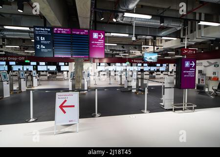 Schönefeld. 23rd mars 2022. La photo prise le 23 mars 2022 montre l'intérieur du terminal 2 de l'aéroport de Berlin Brandenburg à Schoenefeld, en Allemagne. Le terminal 2 de l'aéroport de Berlin Brandenburg sera ouvert au public le 24 mars. Credit: Stefan Zeitz/Xinhua/Alay Live News Banque D'Images