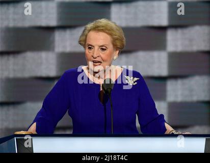 Philadelphie, États-Unis d'Amérique. 26th juillet 2016. L'ancienne secrétaire d'État des États-Unis Madeleine Albright fait des remarques lors de la deuxième session de la convention nationale démocratique de 2016 au Wells Fargo Center de Philadelphie, Pennsylvanie, le mardi 26 juillet 2016. Crédit : Ron Sachs/CNP/Sipa USA (RESTRICTION : PAS de journaux ou journaux New York ou New Jersey dans un rayon de 75 miles de la ville de New York) Credit: SIPA USA/Alay Live News Banque D'Images