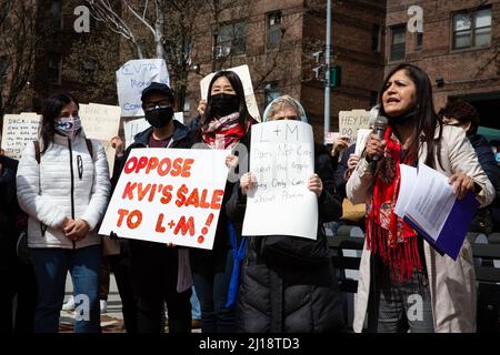 New York, États-Unis. 23rd mars 2022. Les locataires concernés se sont rassemblés au 150 Cherry Street à New York le 23 mars 2022 après avoir réuni plus de 800 signatures demandant à la Division du logement et du renouveau communautaire (DHCR) de mettre fin à la vente de Knickerbocker Village à L&M. Development Partners. Cette vente remplacerait les locataires à faible revenu, ôchant le dernier bastion de logements à faible revenu dans Chinatown et le Lower East Side. (Photo de Karla coté/Sipa USA) crédit: SIPA USA/Alay Live News Banque D'Images